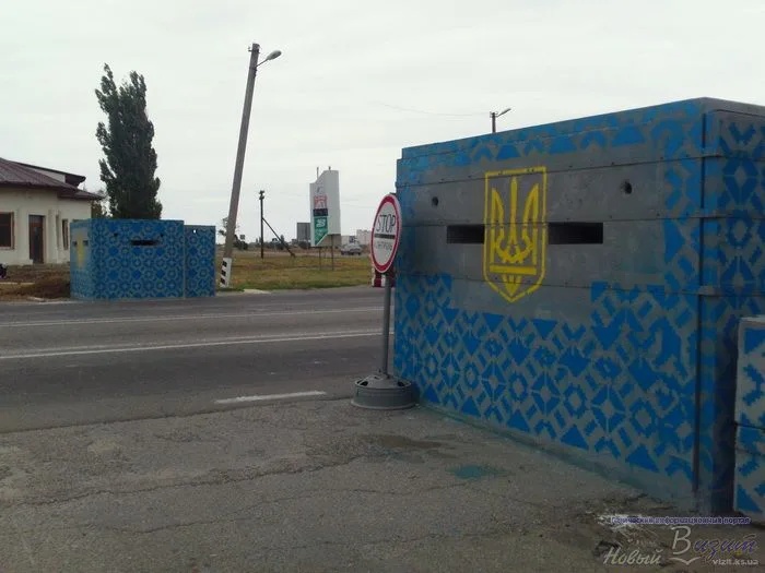 Установленные возле Геническа блокпосты изготовили в Новой Каховке
