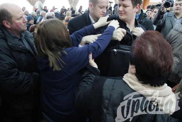 Перед началом сессии Гандзюк таки засунула селедку за шиворот Ильченко
